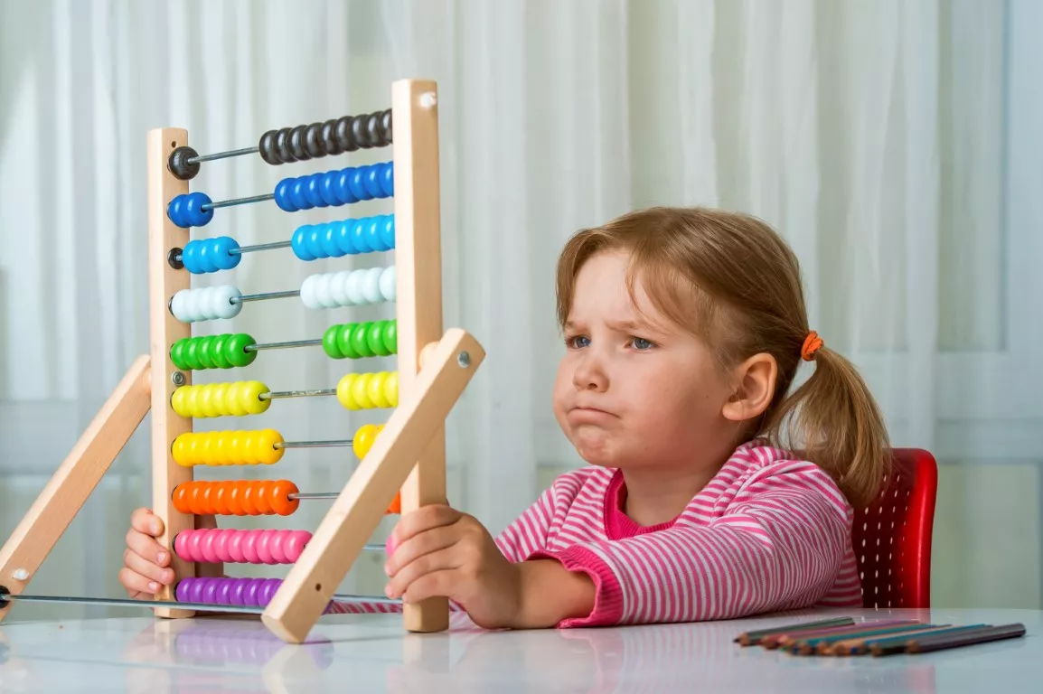 Fillette qui apprend à calculer avec la méthode Abacus
