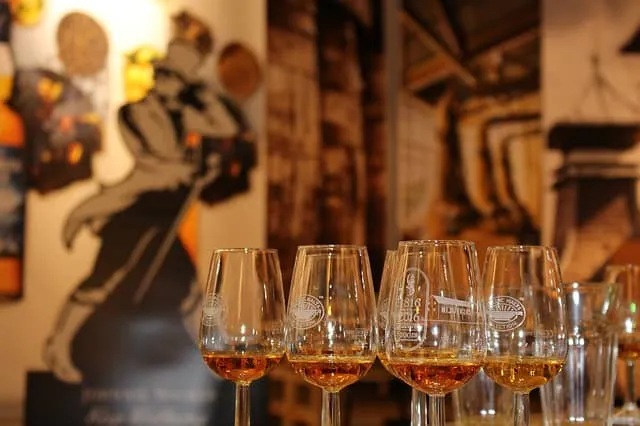 Ασπρο πιάτο - χανγκόβερ 2 johnny walker