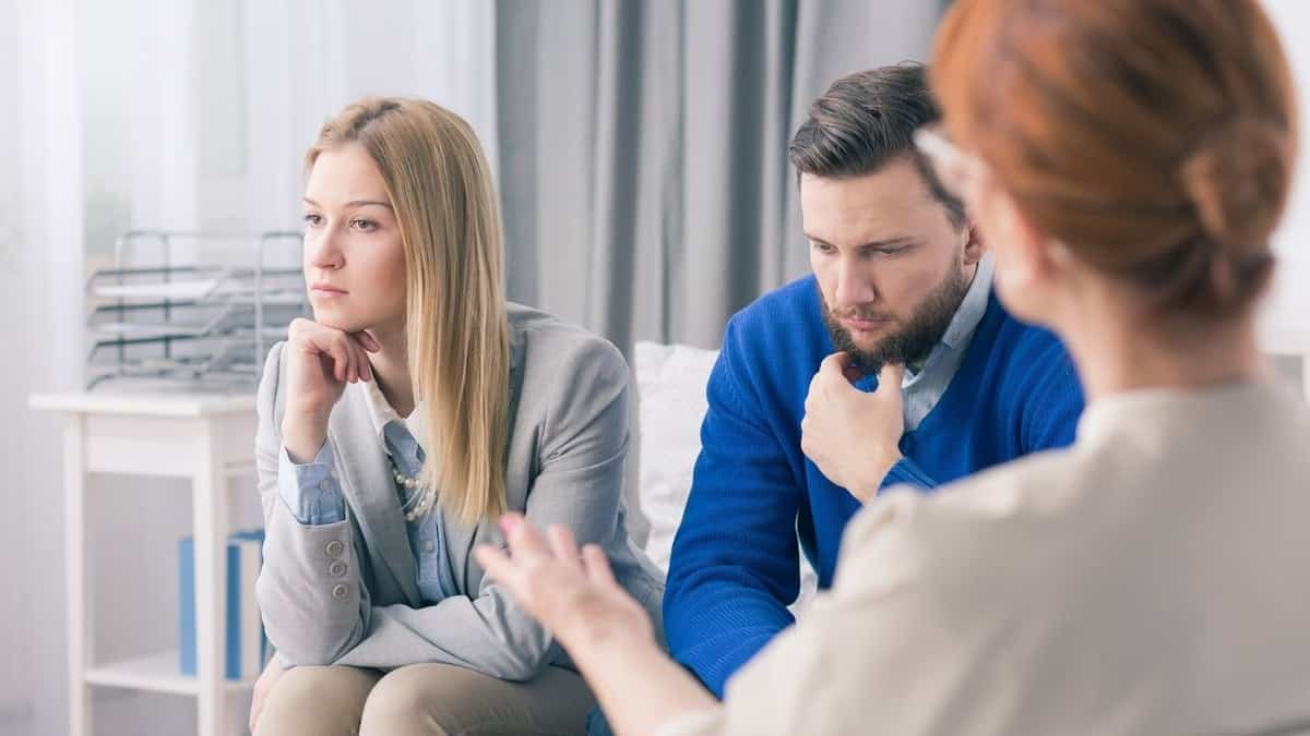 Ένας διάσημος θεραπευτής σχέσεων απαντά σε 20 ερωτήσεις σχετικά με το πώς να διορθώσετε το γάμο σας 7 marriage counselor