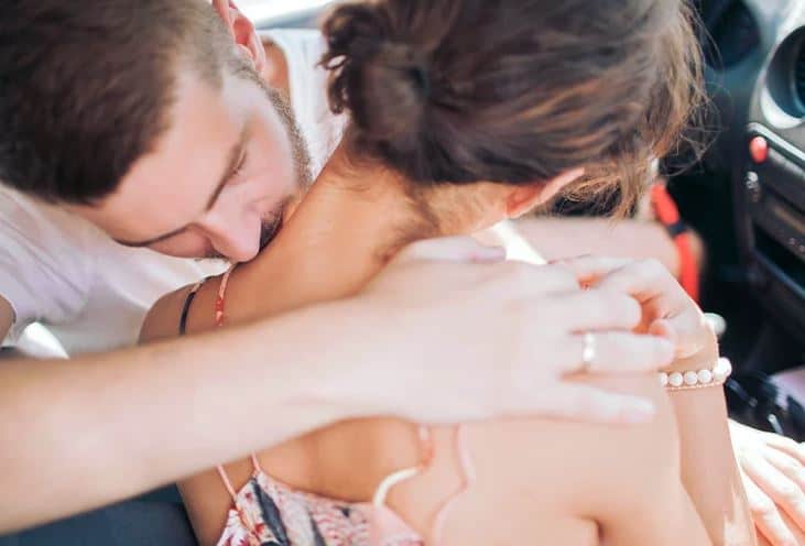 Στάσεις και τιπς για να ανεβάσετε το σεξ στο αυτοκίνητο σε άλλο level 2 sex in car