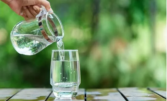 Πόσο νερό πρέπει να πίνω την ημέρα 1 water 2