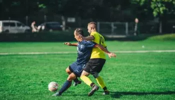 Η Απόλυτη Οδηγός για τα Αξεσουάρ Ποδοσφαίρου που Κάθε Παίκτης Χρειάζεται 65 omar ram z8hty2q9dgy unsplash