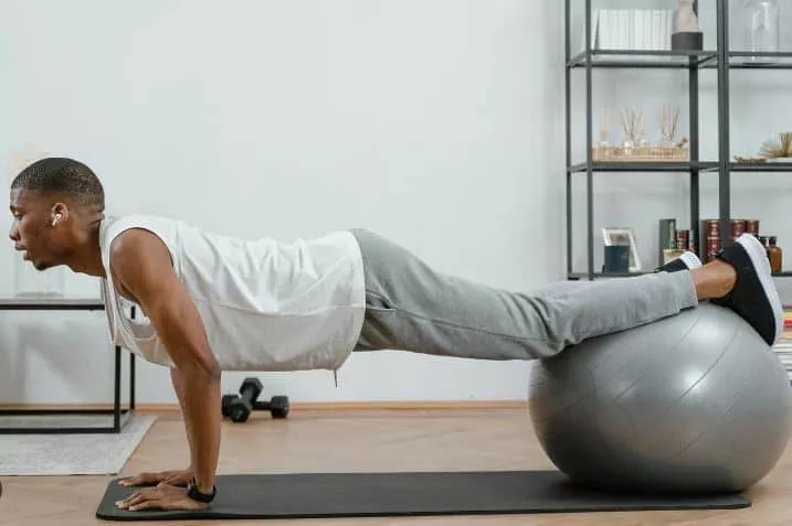 11 καλύτερες ασκήσεις με μπάλα πιλάτες 5 ball pilates