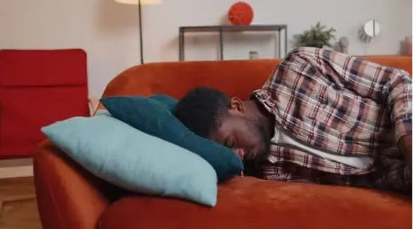 Υπερκόπωση, δείτε τα συμπτώματα και αντιμετωπίστε τα άμεσα 2 overworked