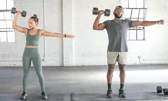 7 κορυφαίες ασκήσεις με βαράκια για όλο το σώμα 3 full body