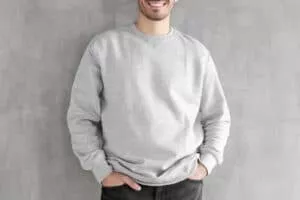 Με τι ταιριάζουν οι ανδρικές μπλούζες; 8 mplouzes