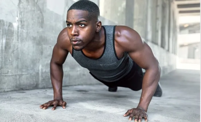 Τελειοποιήστε τα pushups αποφεύγοντας αυτά τα 3 κοινά λάθη 2 push ups