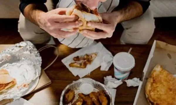 Συνήθειες που μπορεί να βλάψουν τη σεξουαλική σας ζωή 2 1fastfood