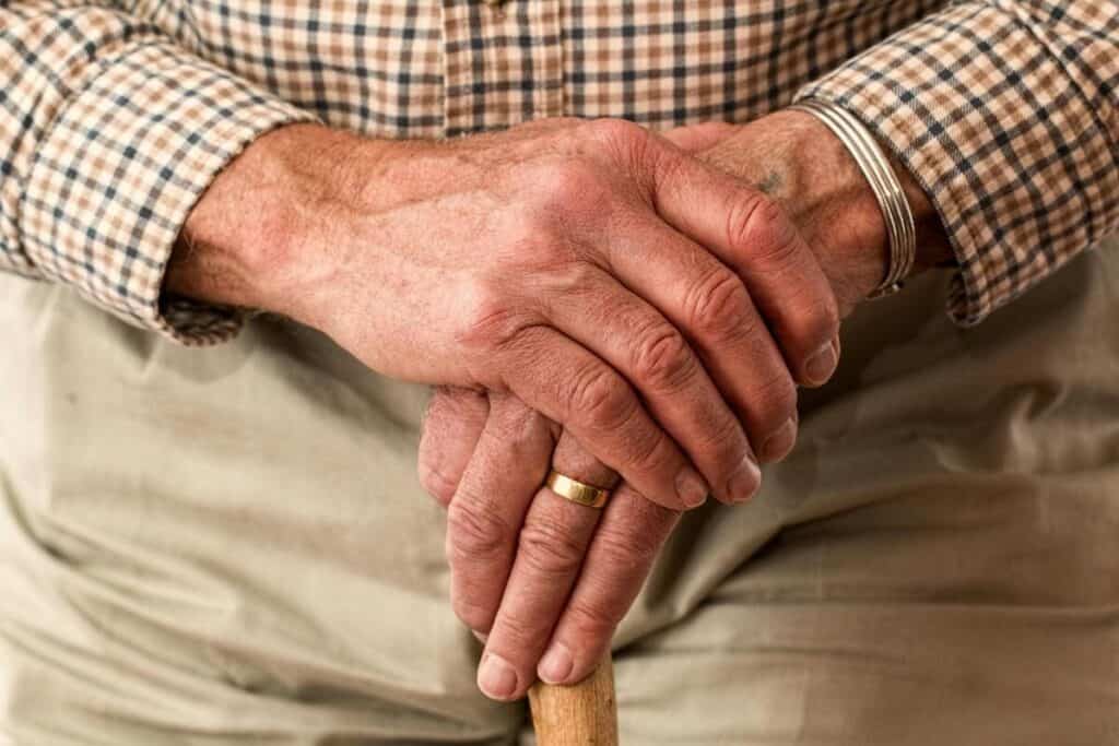 Πότε αρχίζει να γερνάει ένας άνδρας; Σημάδια και διαφορές με τις γυναίκες 1 poios gernaei poio grigora
