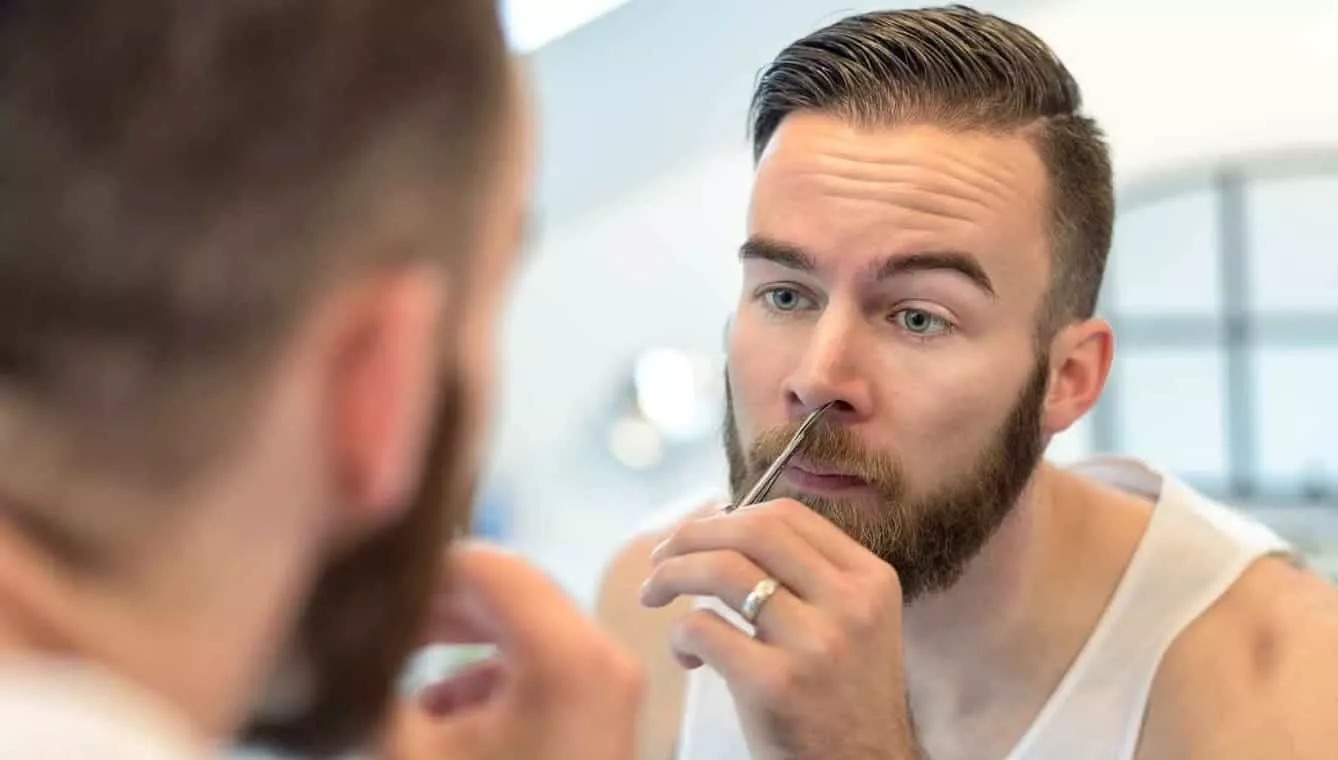 Πώς να κόψετε τις τρίχες της μύτης σας σε 5 βήματα, σύμφωνα με τους μπαρμπέρηδες 5 trimnose