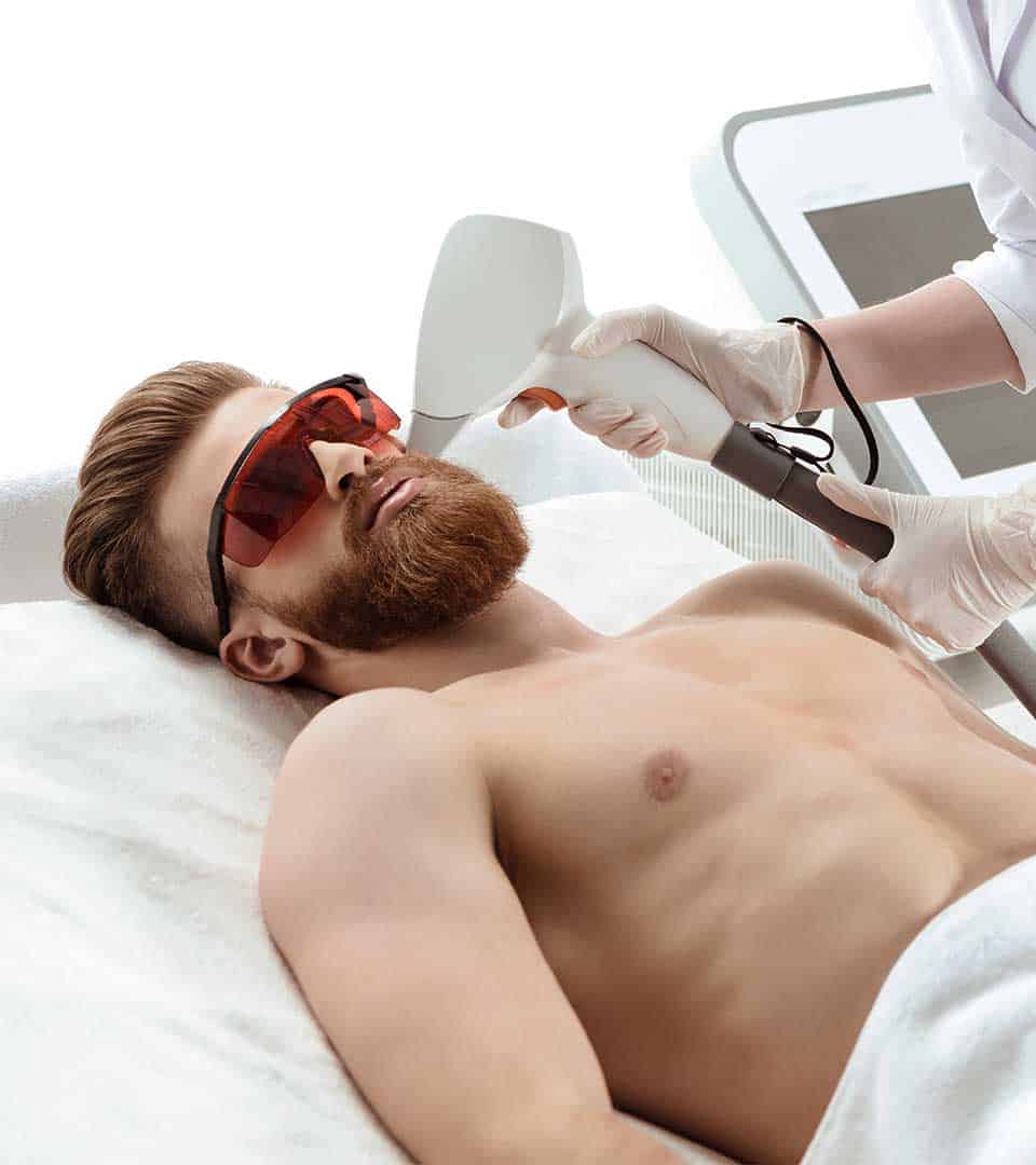 Ανδρική αποτρίχωση με λέιζερ: Όλα όσα πρέπει να γνωρίζεις 8 young man receiving laser skin care on face isolat 2024 11 18 03 47 49 utc