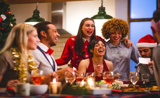 Ο απόλυτος οδηγός επιβίωσης στα χριστουγεννιάτικα τραπέζια 1 chtistmasdinner 1