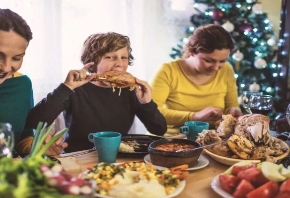 Ο απόλυτος οδηγός επιβίωσης στα χριστουγεννιάτικα τραπέζια 4 chtistmasdinner3