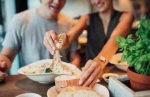 Διατροφή χωρίς ενοχές: Πώς χτίζεις υγιή σχέση με το φαγητό 9 foddrelashionship