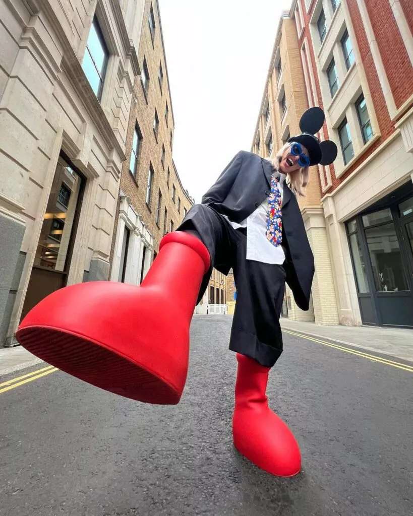 Les Big Red Boots signées MSCHF : les chaussures les plus