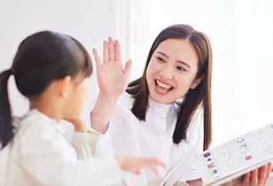 aba-therapy-pinecrest Therapist high fiveing a child during aba therapy progress monitoring