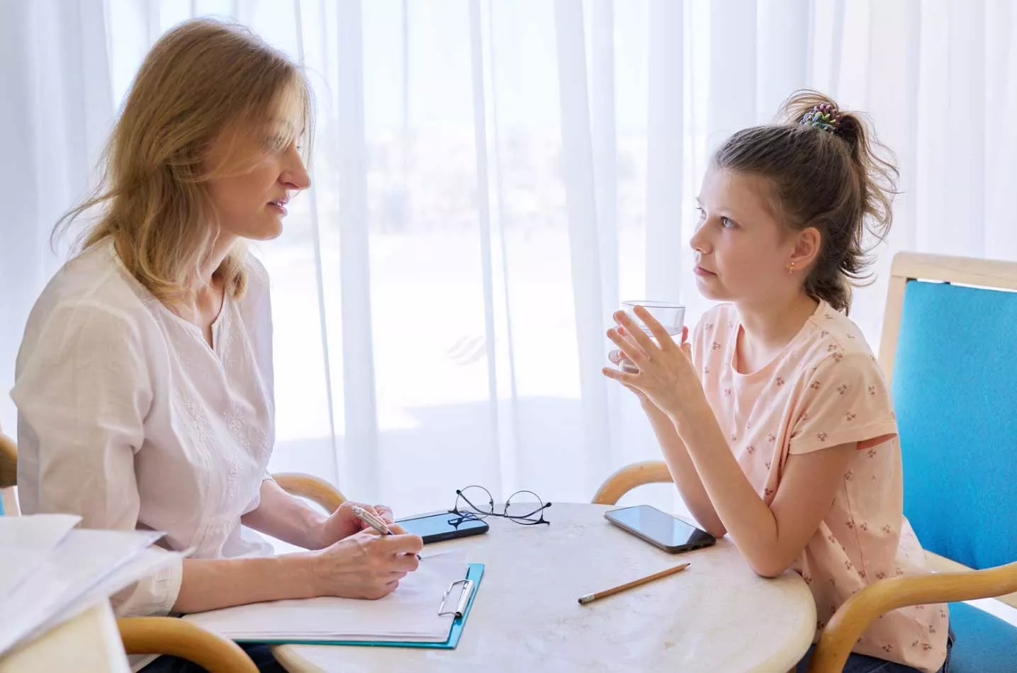 kendall-aba-therapy Therapist and girl working on reducing problem behavior with Kendall ABA therapy