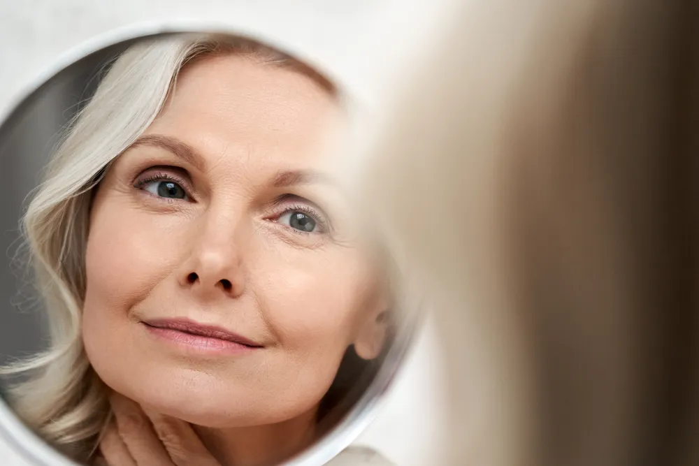 Comment bien se maquiller après 50 ans ? - Paulette Magazine