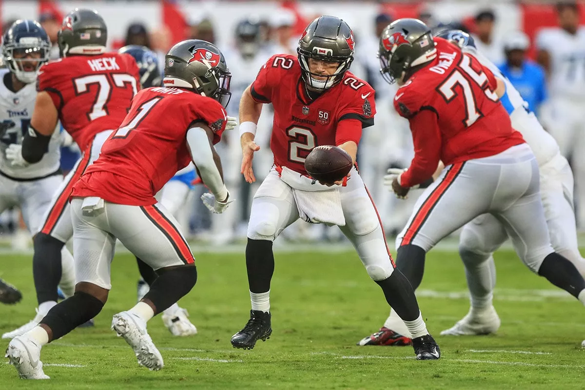 White-Rachaad-Kyle-Trask-Bucs-Titans-Handoff Bucs Rb Rachaad White And Qb Kyle Trask