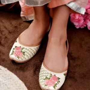 Off White Floral Embroidered Punjabi Mojari