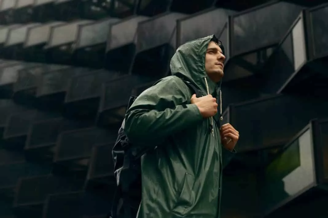 Quel manteau de pluie pour homme choisir