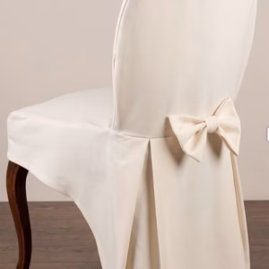 Coprisedie ristorante colore crema con due pieghe posteriori e fiocco