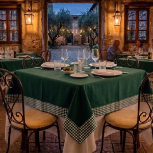 Tovaglia quadrata colore verde con bordo a quadretti bianchi e verdi