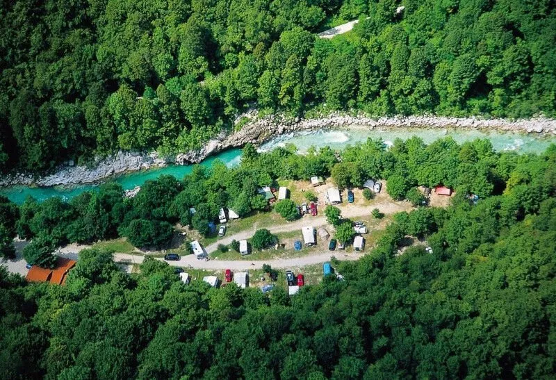 Bovenaanzicht op Kamp Koren in de Soฤa vallei van Sloveniรซ bij Slap Kozjak in het Triglav Nationaal Park