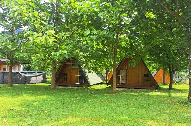Glamping Petrin in de Soฤa vallei van het Triglav Nationaal Park in Sloveniรซ