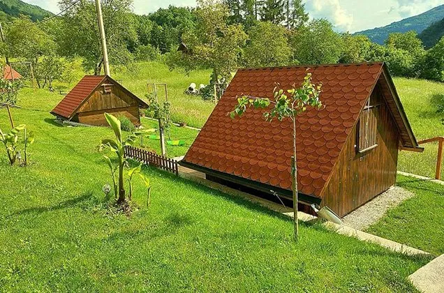 Glamping huisjes van Glamping Krampeลพ in de Soฤa vallei van het Triglav Nationaal Park in Sloveniรซ