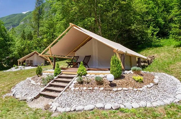 Glamping tent Adrenaline Check Camping in de Soฤa vallei van het Triglav Nationaal Park in Sloveniรซ