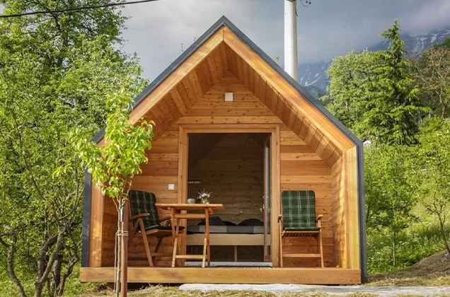 Glampinghut van Glamping Kranjc in de Soฤa vallei van het Triglav Nationaal Park in Sloveniรซ