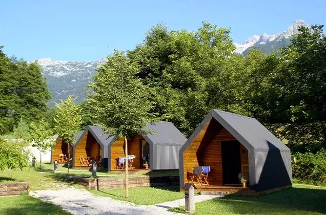 Glampinghutten Glamping Virje in de Soฤa vallei van het Triglav Nationaal Park in Sloveniรซ
