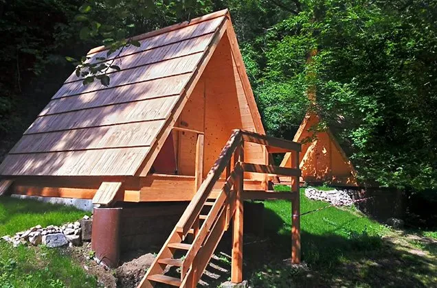 Glampinghutten van Glamping Zlata Ribica bij de Soฤa vallei van het Triglav Nationaal Park in Sloveniรซ