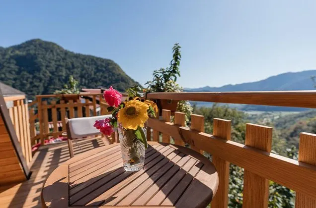 uitzicht vanaf terras van Glamping Tinka in de Soฤa vallei van het Triglav Nationaal Park in Sloveniรซ