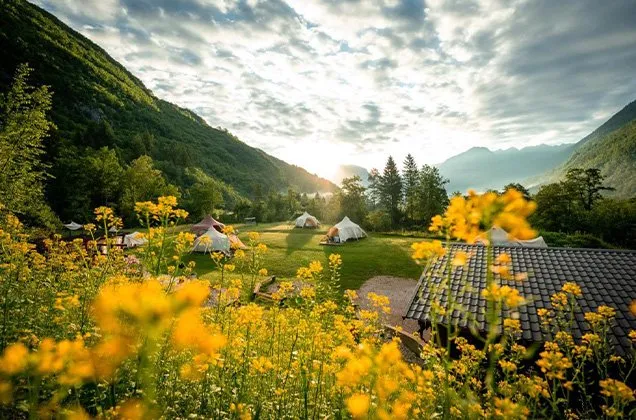 zicht op Glamping Gozdna Jasa in de Soฤa vallei van het Triglav Nationaal Park in Sloveniรซ