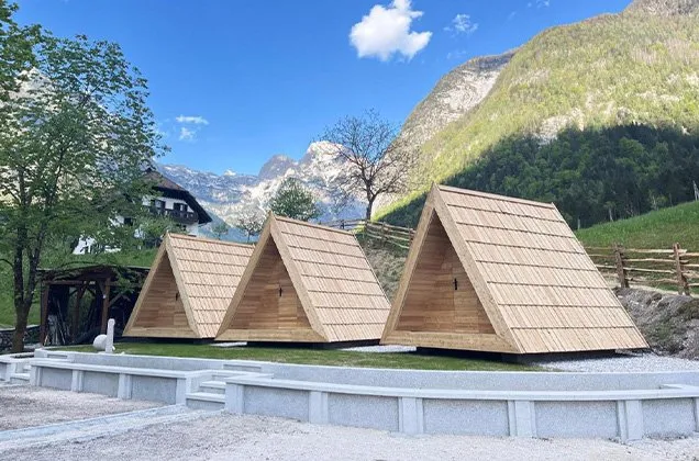 De hutten van Glamping Kamp Triglav in de Soฤa vallei van het Triglav Nationaal Park in Sloveniรซ