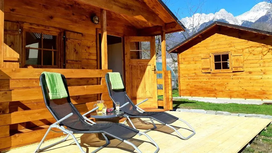 Glampinghuisjes van SoฤaLand Glamping in de Soฤa vallei in het Triglav Nationaal Park bij Bovec in Sloveniรซ