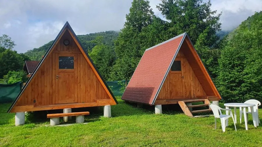 glampinghutten van Glamping Vita in de soฤa vallei in west Sloveniรซ