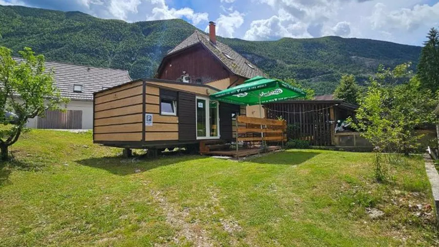 Stacaravan van Camping Simonai in de Soฤa vallei bij Bovec in Sloveniรซ