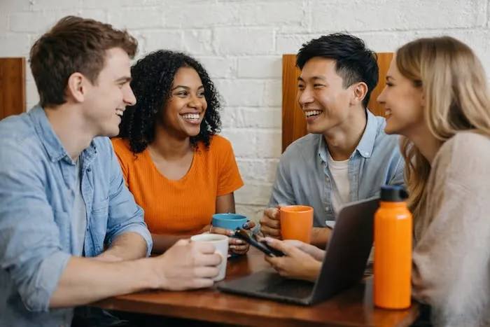 fuehrungskraft-mit-mitarbeitern-57802