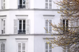 Mouton et gueule de loup : le charme oublié des fenêtres traditionnelles en bois