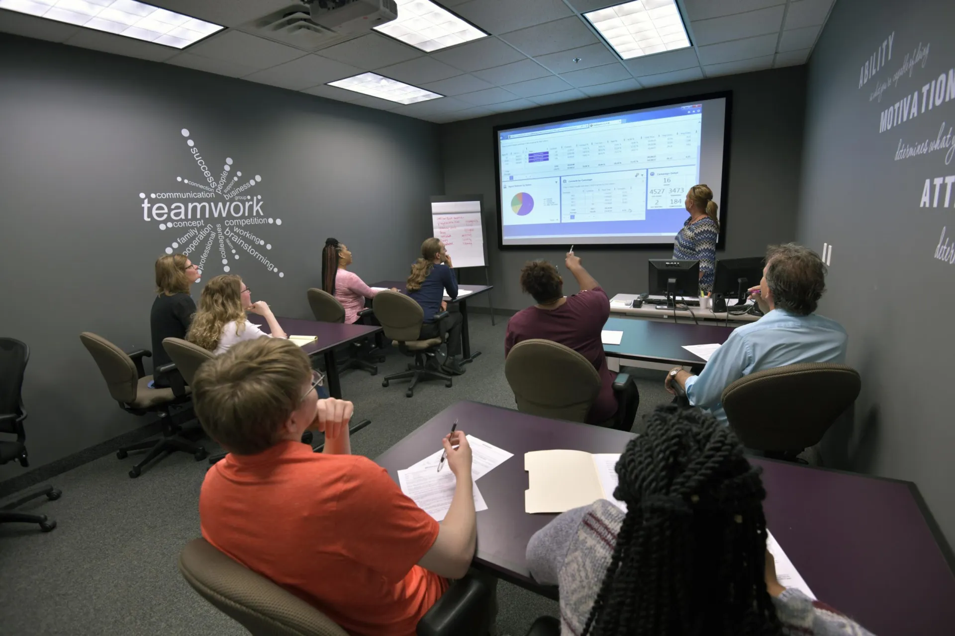 Meeting our professional callers in a modern conference room. Professional callers participating in a team training session at Volkart May.